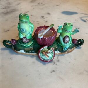 Charming Mid-century Shafford Hand-decorated frog salt + pepper condiment set 🐸🌷